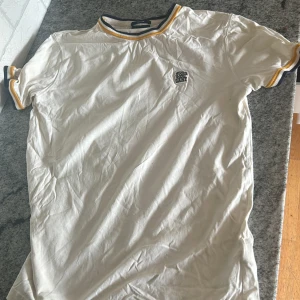 Gant T-shirt - Vit Gant t-Shirt i bra sick knappt använd. Storlek S