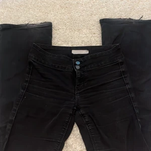 Lågmidjade svarta jeans från Topshop - Superfina lågmidjade jeans från Topshop!💕 De är i storlek 26 men väldigt stretchiga, sitter bra på mig som har xs/s. Små slitningar längst ner på benen som syns på bilden, annars bra kvalitet