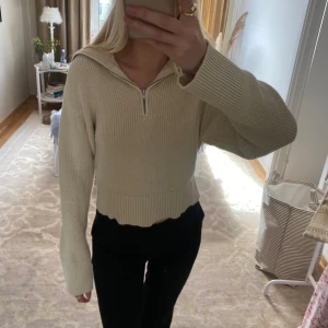 Tröja - Superfin tröja med dragkedja💕Köpt på Monki. Storlek S. Köparen står för frakt!