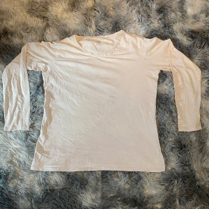 Tunn långärmad tröja - Säljer en snygg tunnare tröja. Den är i Stl 180/L. Skick:10/10. Skriv gärna vid frågor🤗 Fraktas inom 48h📦