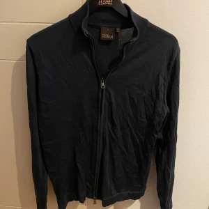 Oscar Jacobsson  - Tja! Säljer denna feta full zip ifrån Oscar Jacobsson i 100% merinoull. Skick 9/10. Nypris runt 1700 mitt pris 349. Hör gärna av dig för fler bilder eller eventuella frågor.