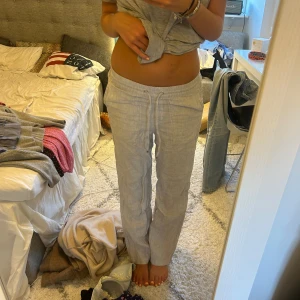 Linnebyxor från esprit  - Knappt använda linnebyxor från esprit💕 vet ej storleken exakt men jag är en S och 175 cm💕