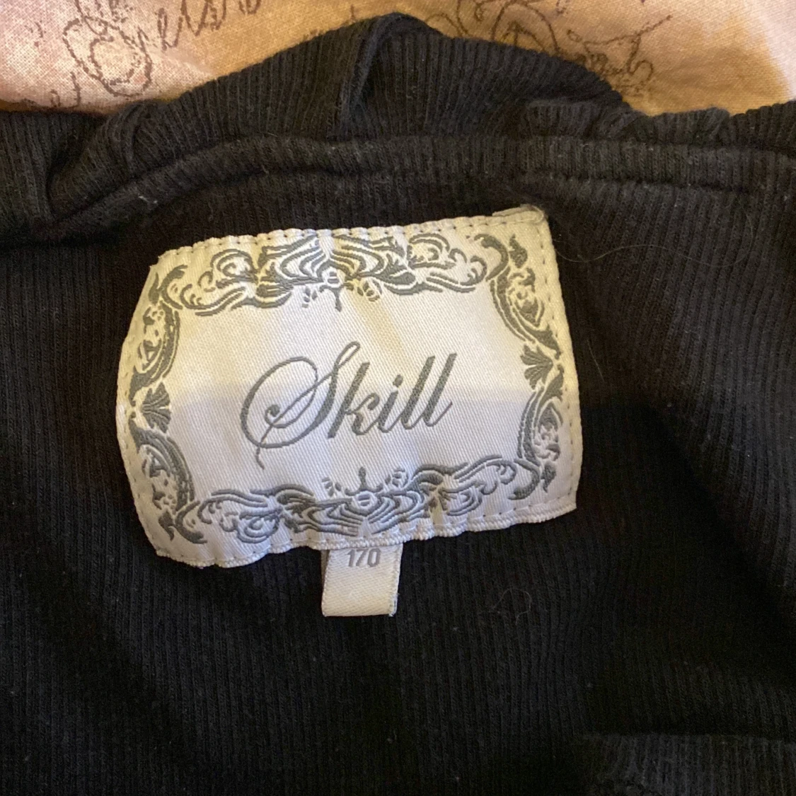 Svart tröja med volang  - 90