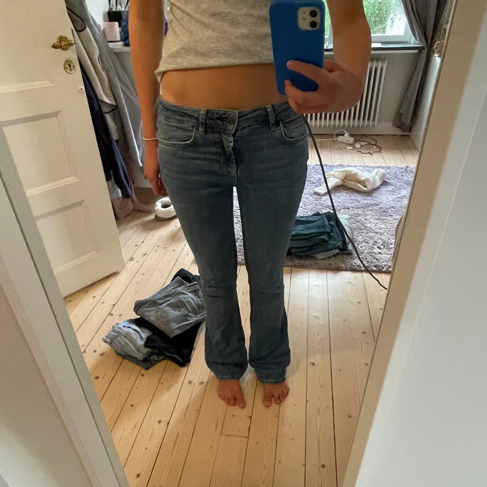 Säljer mina lågmidjade och bootcut jeans från zara!! Supersnygg blå färg och är som i nyskick😇(säljs inte längre) säljer också samma fast i svart . Jeans & Byxor.