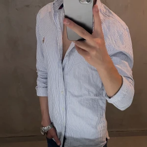 Ralph Lauren skjorta - Hej, säljer nu min fina Ralph Lauren skjorta storlek S slimfit. Den är i nyskick och kommer vara otroligt snygg i sommar. Nypris 1500kr! Vi kommer att sälja liknande produkter nu i sommar så glöm inte följa profilen!🌊🍾