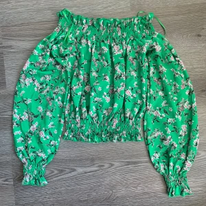 Off shoulder blus - Använd 3 gånger och sitter fint på, men dessvärre har jag ingen användning av denna längre 