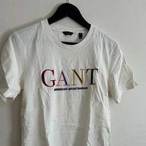 GANT t-shirt - Vit GANT t-shirt med tryck i storlek Xs, aldrig använd.  För bilder på skicka ett meddelande.