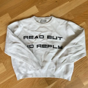 Snygg tjocktröja💞 - En vit snygg tjocka tröja med svart text som säger ”Read but no reply”.💗 Är storlek S men är mindre i storleken!😊  Jättebra skick om än lite skrynklig💞