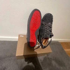 Gråa loubs skit snygga - Skit snygga Louboutin skor mörk gråa som inte kommer till användning box och allt tillkommer pris kan diskuteras och tar även emot byten ❤️