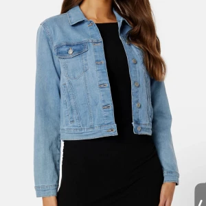 Jeans jacka - helt ny jeans jacka, knappt använd!! 