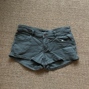 Jeansshorts  - Militärgröna lowwaisted jeansshorts i storlek 36⭐️