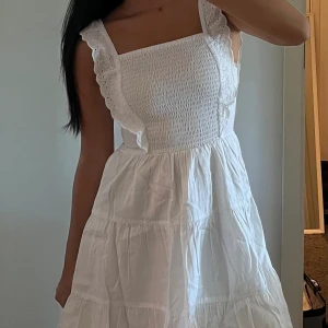 Vit klänning - mycket fint skick! Storlek 146