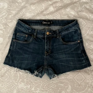Lowwaist jeansshorts  - Säljer mina detroit shorts som är lågmidjade eftersom de inte kom till användning!! Hör gärna av dig vid funderingar!!❤️