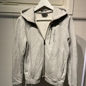 Hoodie  - Säljer denna Sail Racing hoodien då den har blivit för liten, den är varsamt använd och ser ny ut, hör av er vid funderingar!