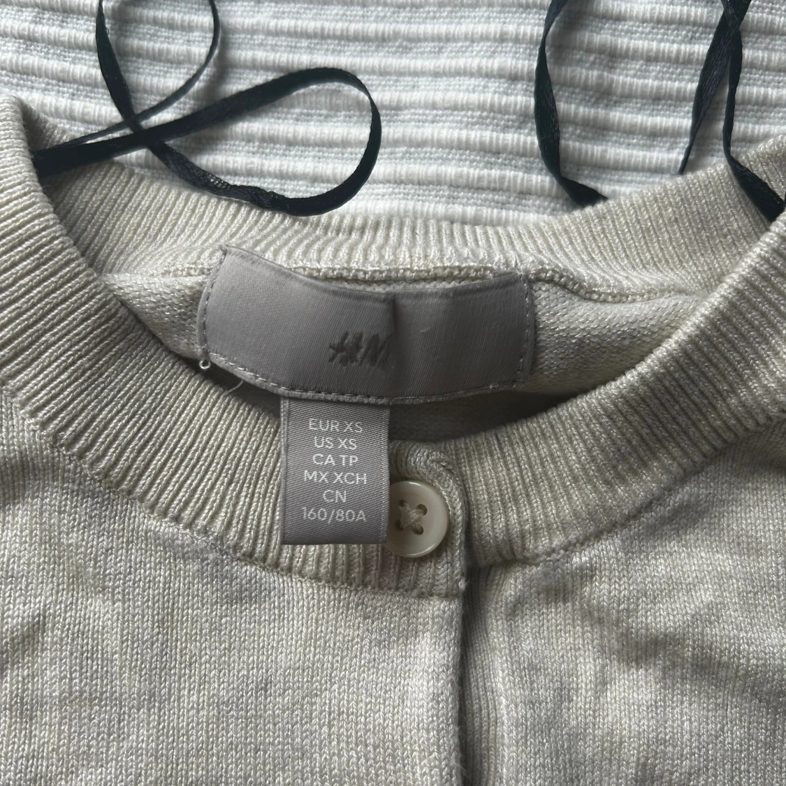 Stickad kofta med knappar  - 90