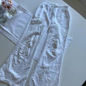 Vita linnebyxor  - Vita linnebyxor med resor i midjan. Inte så genomskinliga