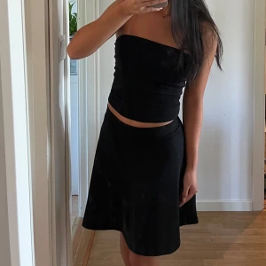 Svart kjol - Mycket fint skick!! Passar även strl. XS