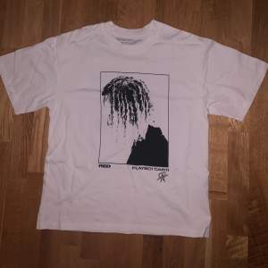 Säljer en cool Playboi Carti t-shirt i storlek M. Den är tyvärr för stor för mig och passar därför inte längre.  I skick 10/10