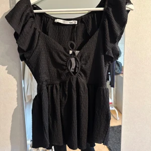 Gullig topp - Säljer denna super söta toppen från lager157, då den var lite förstor och är osäker på om den passar mig🩷🌟Prislappen kvar, säljer en likadan i vitt också🥳