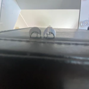 Mån örhängen  - Det är ett par silver örhängen. Det är mån form. Det har ingen rost fläck på sig. 