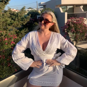 Vit klänning - Vit klänning med spets, ballongärm och knytning från asos. Använd 1 kväll