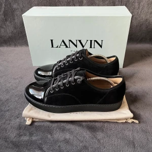 Lanvin Captoe Svart ( Helsvart ) | 42-43 - LANVIN I NYSKICK! Helsvarta Lanvins som endast är använda en handfull gånger utan tecken | Storlek 42 (passar 42-43) UK 8 | Box, dustbags & snören medföljer | Självklart äkta | Mer bilder finns!