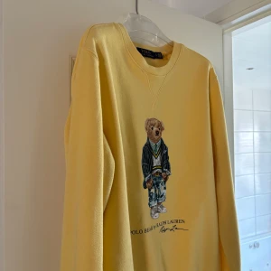 Ralph Lauren Overshirt - Ralph Lauren gul Strlk S Jättefin tröja knappt använt, sitter bra till passform. Den gula unika färgen står ut och gör dig märkbar! Orginalpris 1999kr