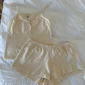 Brandy Melville set - Pjyamasset från brandy Melville i gott skick både topp och shorts ingår