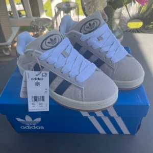 Campus 00s, Crystal white core black  - Skorna är i storlek 36 och de är helt oanvända. Lappen och låda är kvar. Jag säljer pågrund av fel storlek. Vill bli av med dom. Säljaren står inte för fraktkostnaden!! 