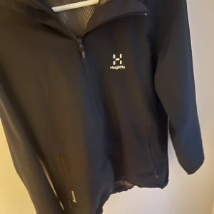 Haglöfsjacka - Tjenare säljer nu denna jacka i storlek m  Väldigt bra skick på jackan hör av er! Pris kan diskuteras