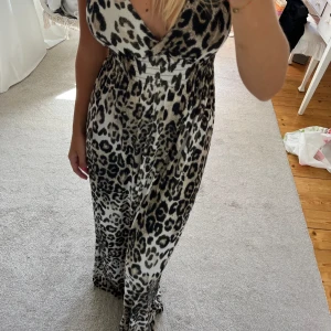 Klänning - Vacker, skön och luftig klänning som är perfekt nu i sommar.