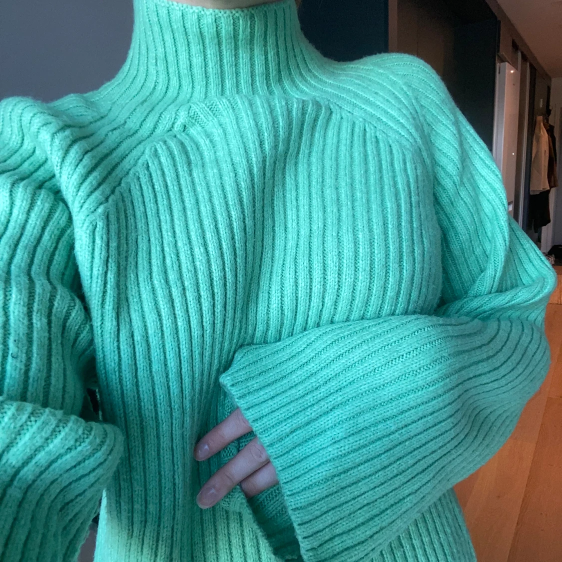 Lång stickad tröja med hög hals