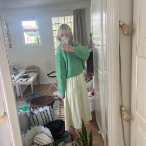 Grön stickad tröja - Superfin stickad grön tröja i kroppad modell Passar perfekt till sommarkvällarna💕 Fint skick 