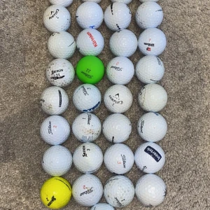 40 st golfbollar- sprixon, callaway, taylormade och titleist bollar - 40 st bollar i de bästa märkerna! Som är i mycket fint skick bara lite smutsiga men jag tvättar dem innan försäljning. 
