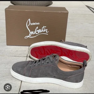 Söker loubs - Söker ett par Christian Louboutin utan spikar 