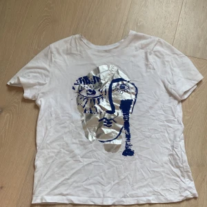 T-shirt från zara💘 - Säljer denna super fina t-shirten från zara💘tror den även är slutsåld i butik💘använd få gånger💘storleken är M men passar också S 💘pris kan diskuteras 💘
