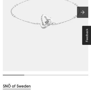Snö of Sweden  -  Snö of Sweden Armband med två sammanlänkade hjärtan på, här i silverfärg. Det ena hjärtat är slätt och det andra hjärtat är täckt med små klara kristaller. Säljer då jag inte har användning för den längre köpte för 299kr  välkommen att fråga om den
