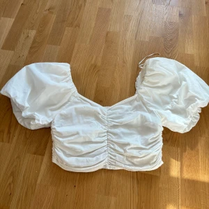 Crop top med ballongärmar  - Vit crop top med stora ballongärmar 🤍 Ärmarna går att använda som vanligt eller som off-shoulder