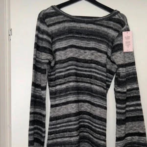 Nelly klänning  - Klänning från Nelly, aldrig använd. Lapp kvar. 