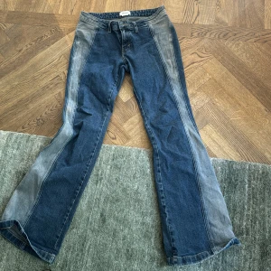 Low Rise jeans - Sjukt coola jeans från weekday! Har använt dessa Max 2 gånger då de tyvärr är förstora på mig🥺 dessa är lågmidjade och bootcut ❣️