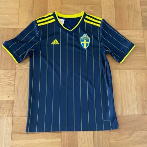 Sverige tröja - Sverige bortatröja 21/22, storlek 152 cm, mycket bra skick, köpt på stadium