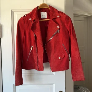 Röd skinnjacka  - Röd skinnjacka från mango i mycket fint skick