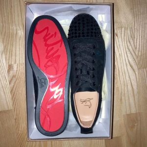  Christian Louboutin  - Helt oanvända Loubs, säljer mina Louboutins då dem inte passade mig. Dom e replicas alltså inte äkta, finns ingen skillnad på dessa och ett par äkta. Säg till om du vill ha mer bilder mm🤗