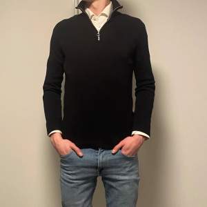 Super snygg och populär zip tröja från HM. Matchar med allt! Modellen är 184cm och väger 70kg