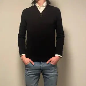 Super snygg och populär zip tröja från HM. Matchar med allt! Modellen är 184cm och väger 70kg