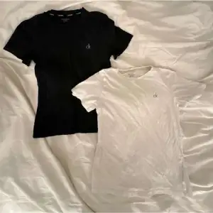 två supersnygga tshirts ifrån calvin klein. modellen har en liten ”ck” logga till vänster på bröstkorgen. i priset ingår självklart båda tröjorna! 💋
