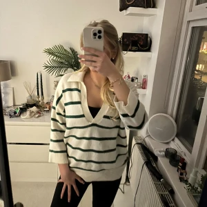 Stickad tröja  - Säljer denna jätte fina tröjan! Säljer pga att den inte kommer till användning. Nypris- 299 kr