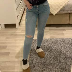 Jeans från Zara, använd fåtal ggr. Ganska stretchiga o sköna 🌸ganska lågmidjade 