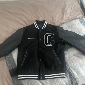 Baseball jacka  - Använd 2 gånger. Ny pris 1000 säljer för 350.
