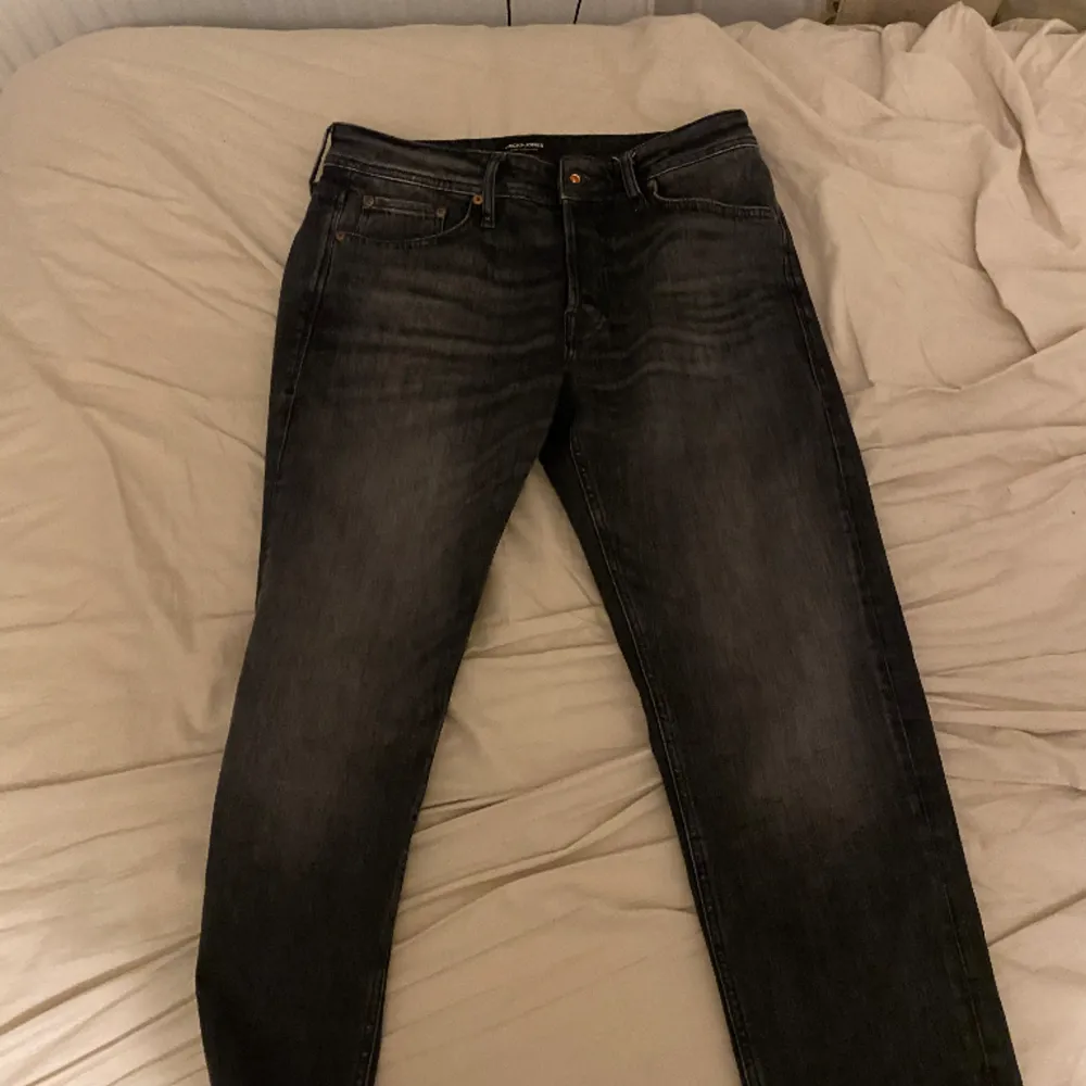 Säljer mina Jack & Jones jeans, tyvärr för små, riktigt snygga och ”grischiga”, snygg tvätt och skönt matrial, kan gå ner i pris vid snabb affär. Jeans & Byxor.